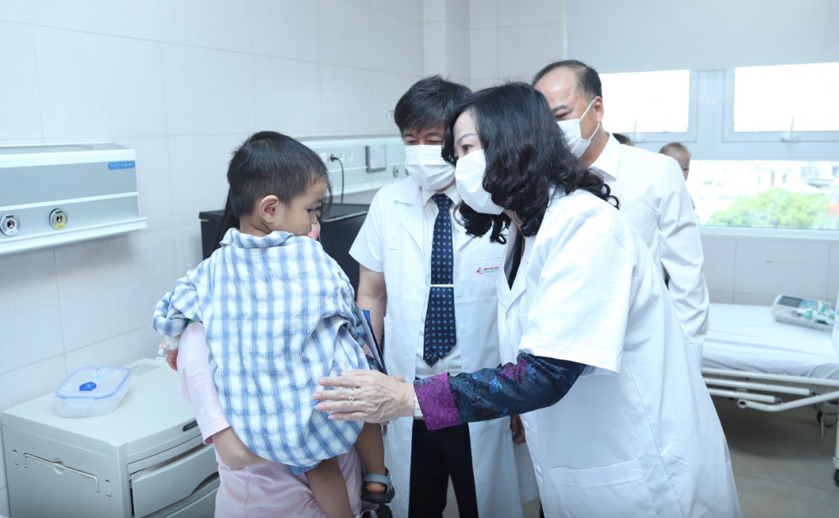 Bộ trưởng Bộ Y tế Đào Hồng Lan cùng lãnh đạo UBND tỉnh Phú Thọ thăm các bệnh nhi đang điều trị tại Bệnh viện Sản - Nhi tỉnh Phú Thọ. Bộ trưởng Bộ Y tế Đào Hồng Lan cùng lãnh đạo UBND tỉnh Phú Thọ thăm các bệnh nhi đang điều trị tại Bệnh viện Sản - Nhi tỉnh Phú Thọ.