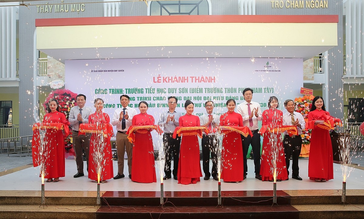 Lãnh đạo huyện Duy Xuyên và lãnh đạo BSR cắt băng khánh thành Trường Tiểu học Duy Sơn (Điểm trường Phú Nham Tây) (Ảnh BSR)