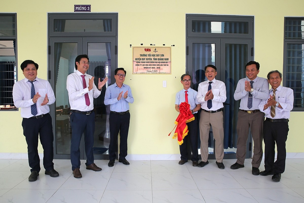 Đại biểu thực hiện nghi thức gắn biển công trình chào mừng Đại hội đại biểu Đảng bộ BSR lần thứ VII, nhiệm kỳ 2025-2030 (Ảnh BSR)