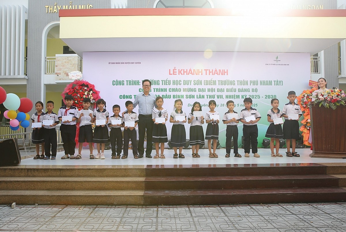 Ông Nguyễn Văn Hội - Ủy viên Ban Thường vụ Đảng ủy, Thành viên HĐQT BSR trao quà cho các em học sinh vượt khó học giỏi (Ảnh BSR)