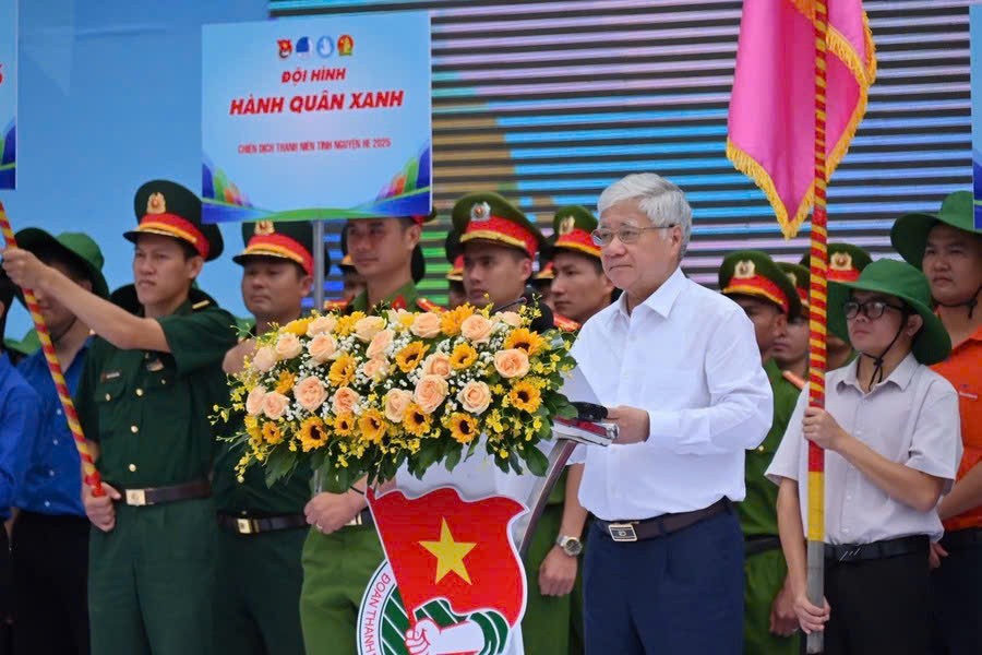 Ủy viên Bộ Chính trị, Bí thư Trung ương Đảng, Chủ tịch Ủy ban Trung ương Mặt trận Tổ quốc Việt Nam phát biểu chỉ đạo giao nhiệm vụ cho tuổi trẻ cả nước trong Chiến dịch Thanh niên tình nguyện hè năm 2025 Ủy viên Bộ Chính trị, Bí thư Trung ương Đảng, Chủ tịch Ủy ban Trung ương Mặt trận Tổ quốc Việt Nam phát biểu chỉ đạo giao nhiệm vụ cho tuổi trẻ cả nước trong Chiến dịch Thanh niên tình nguyện hè năm 2025