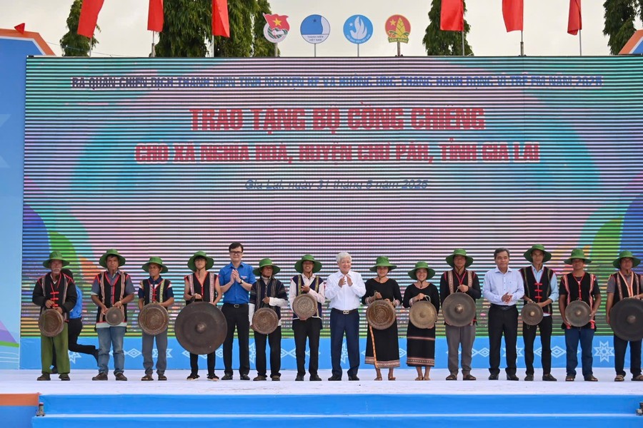 ãnh đạo Ủy ban Trung ương MTTQ Việt Nam, Tỉnh ủy Gia Lai, Trung ương Đoàn TNCS Hồ Chí Minh tặng 1 bộ cồng chiêng cho xã Nghĩa Hòa (huyện Chư Păh) ãnh đạo Ủy ban Trung ương MTTQ Việt Nam, Tỉnh ủy Gia Lai, Trung ương Đoàn TNCS Hồ Chí Minh tặng 1 bộ cồng chiêng cho xã Nghĩa Hòa (huyện Chư Păh)