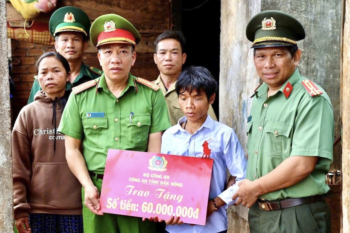 Bài 2: Áo xanh về với buôn làng Bài 2: Áo xanh về với buôn làng