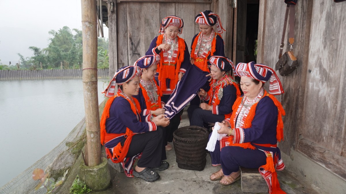 Cộng đồng bà con Dao đỏ. Ảnh: Vân Hà Giang