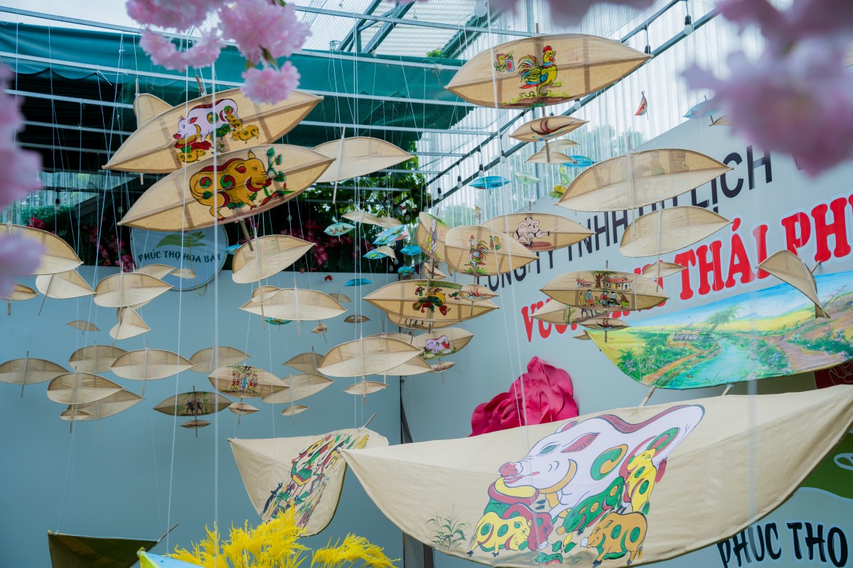 Khách tham quan sẽ được tự tay thiết kế những chiếc diều mang đậm dấu ấn cá nhân tại xưởng vẽ diều sáng tạo hoặc học cách làm quạt truyền thống từ giấy điệp kết hợp với màu vẽ được pha chế từ vỏ sò điệp tự nhiên.