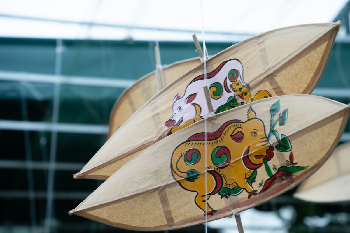 Triển lãm trưng bày các mẫu diều được thiết kế thủ công với hình ảnh quen thuộc như gà trống, lợn mẹ, đám cưới chuột - những biểu tượng đặc trưng trong dòng tranh Đông Hồ.