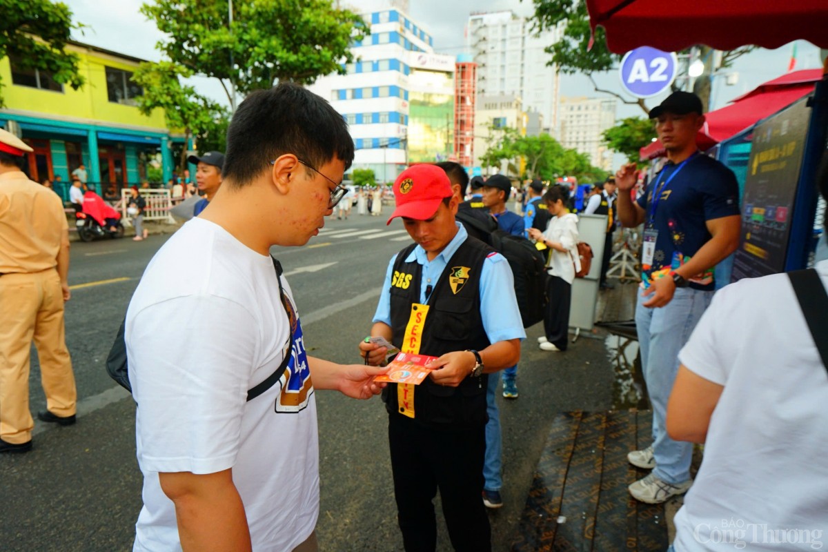 Nhiều người dân, du khách có vé vào khán đài cũng đi sớm để có thể tìm vị trí ngồi thoải mái nhất.