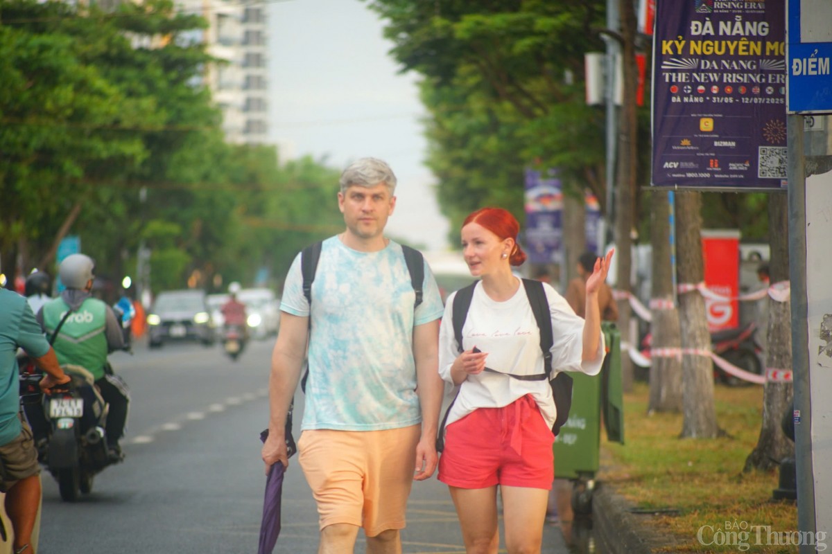 Du khách quốc tế hào hứng đi xem Lễ hội pháo hoa quốc tế Đà Nẵng