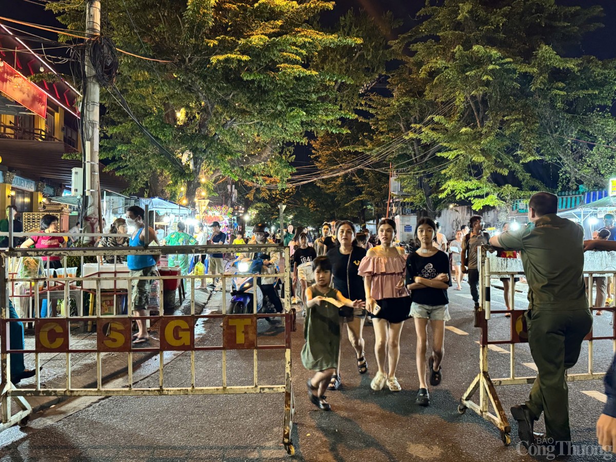 Người dân đổ về ven sông Hàn xem pháo hoa