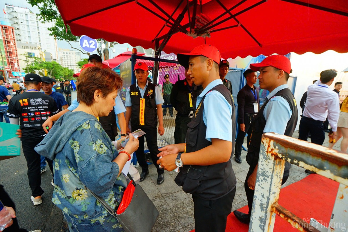 Hướng dẫn người dân và du khách đến đúng cổng vào theo khán đài trên vé