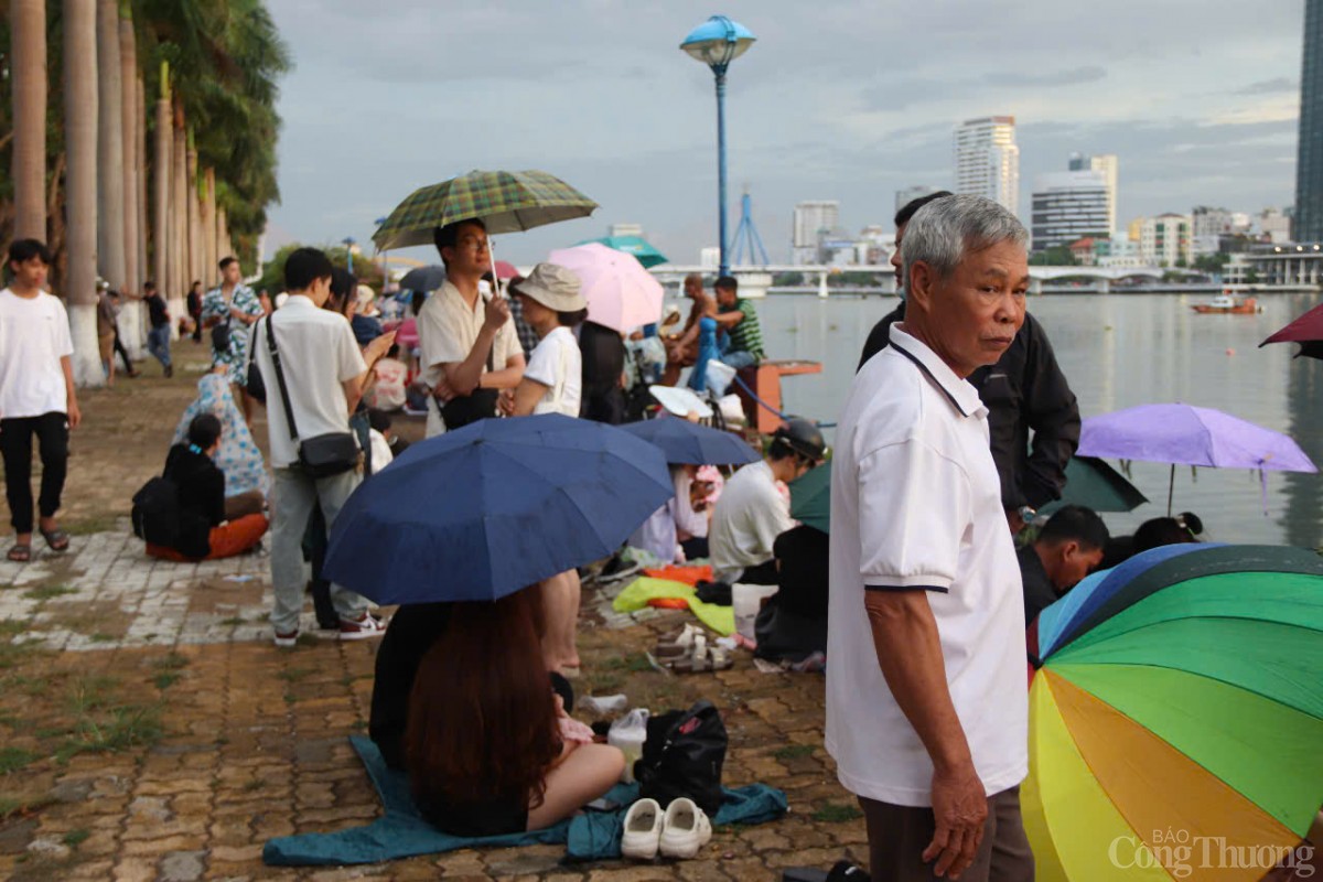 Cuối chiều nay, thời tiết tại thành phố Đà Nẵng có mưa nhỏ, người dân, du khách mang theo dù, thậm chí mặc sẵn áo mưa để giữ chỗ.