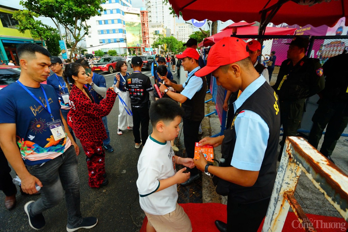 Kiểm tra vé vào cổng của du khách.