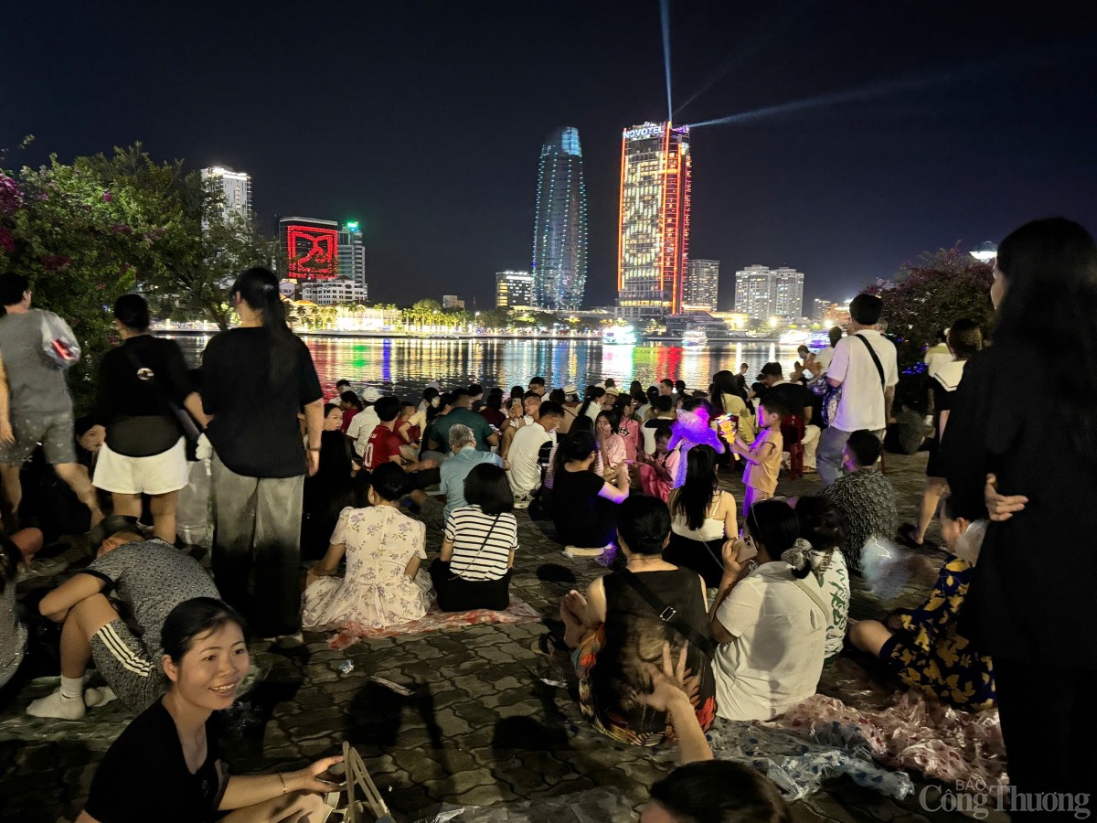 Đến 19h00 vỉa hè đường Trần Hưng Đạo gần như đã kín người dân, du khách