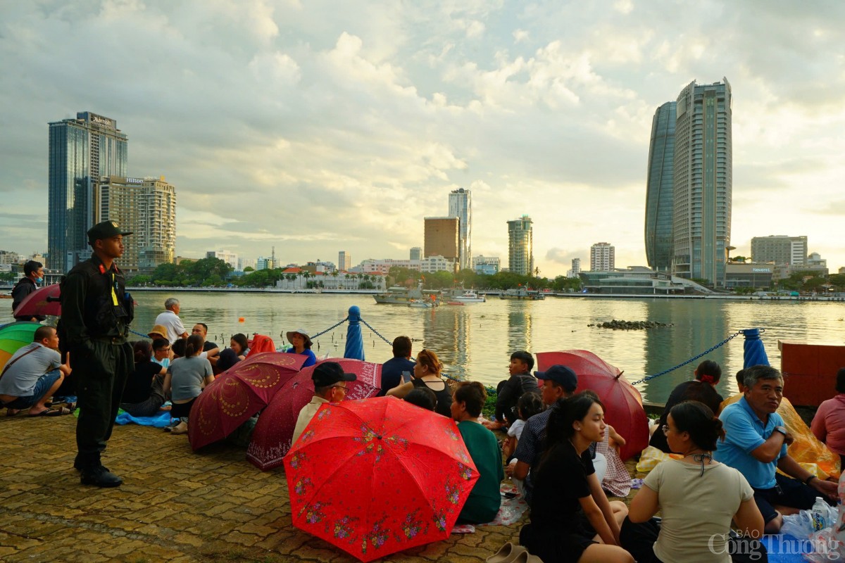 Người dân đợi xem pháo hoa trên vỉa hè đường Trần Hưng Đạo