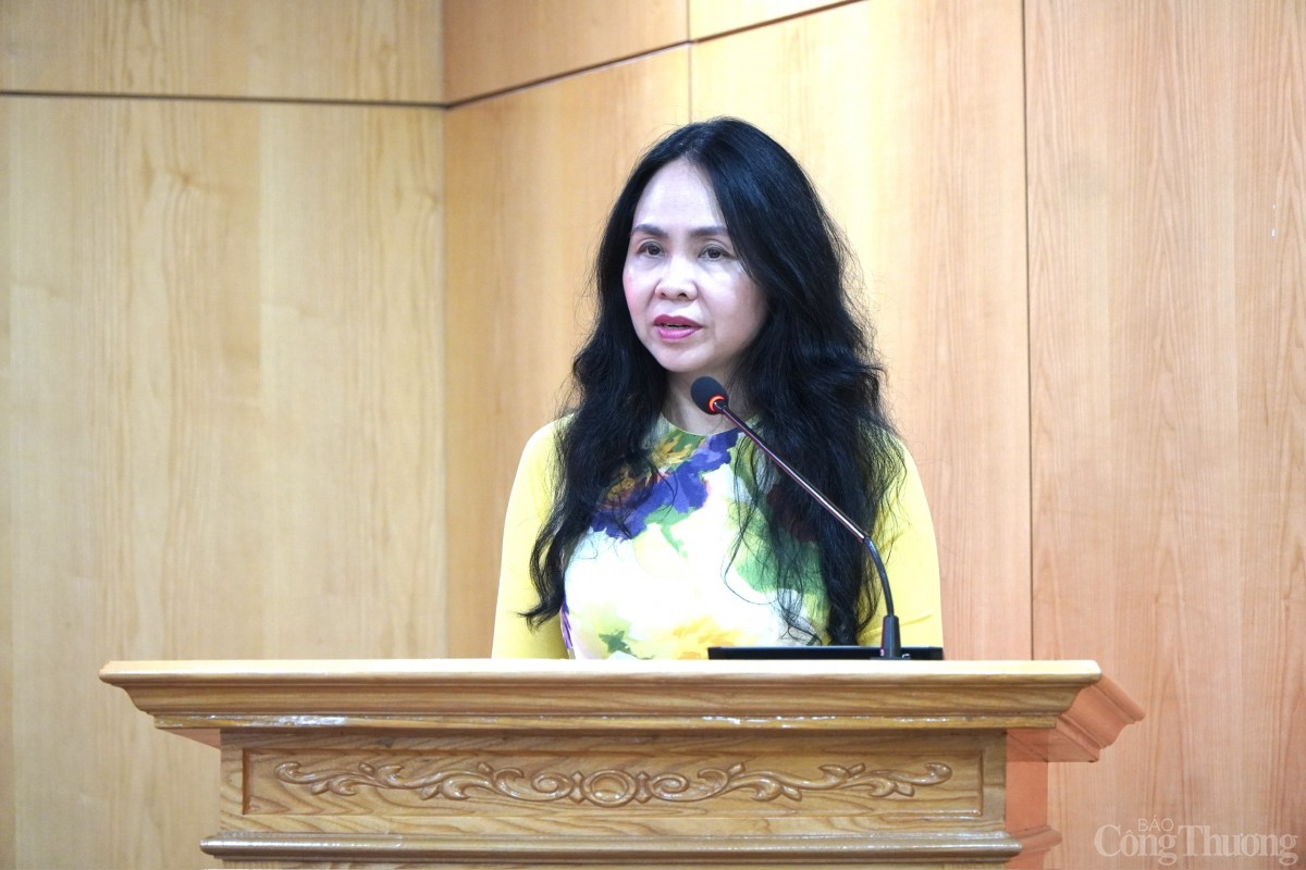 Đồng chí Lê Hoàng Oanh, Cục trưởng Cục Thương mại điện tử và Kinh tế số phát biểu khai mạc Đại hội. Đồng chí Lê Hoàng Oanh, Cục trưởng Cục Thương mại điện tử và Kinh tế số phát biểu khai mạc Đại hội.