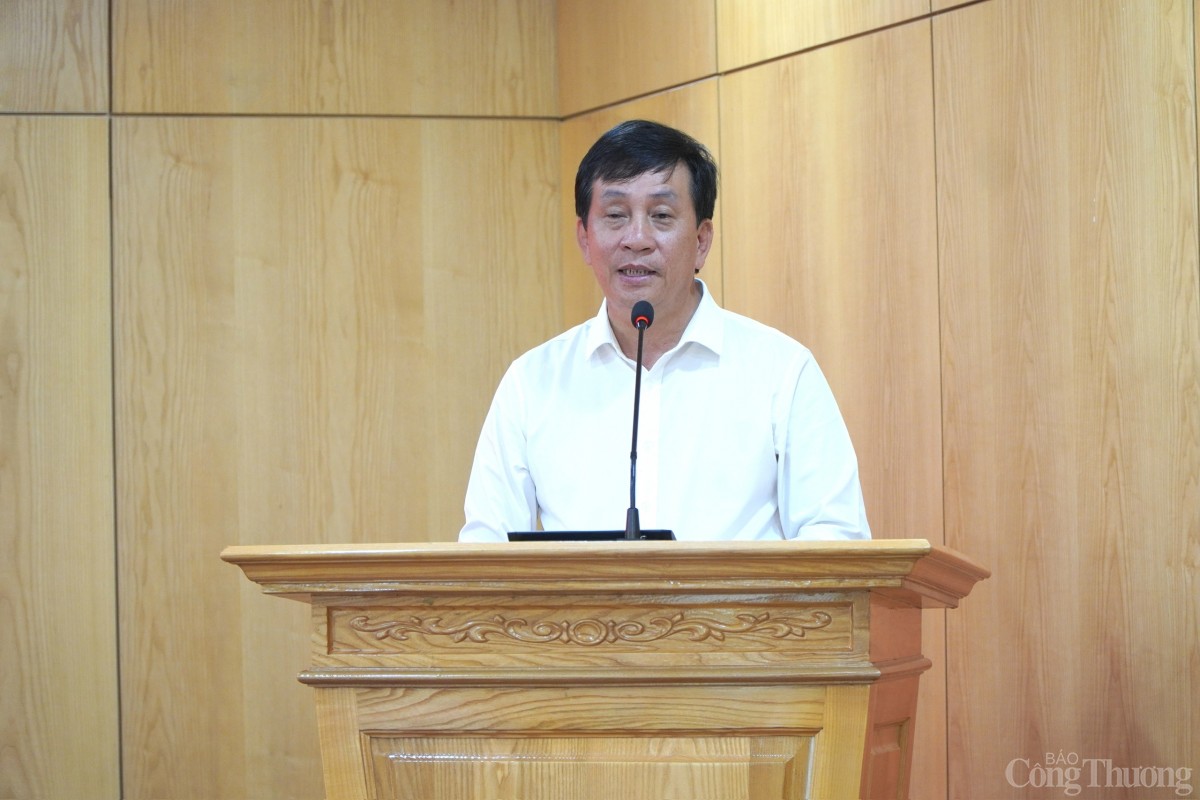 Đồng chí Phan Văn Bản, Phó Bí thư Chuyên trách Đảng uỷ Bộ Công Thương phát biểu chỉ đạo tại Đại hội. Đồng chí Phan Văn Bản, Phó Bí thư Chuyên trách Đảng uỷ Bộ Công Thương phát biểu chỉ đạo tại Đại hội.