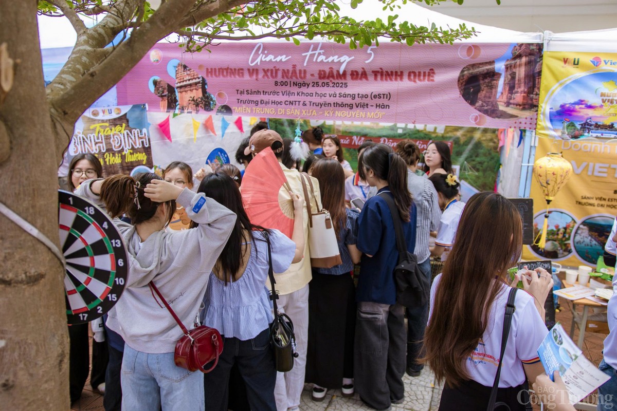 Các gian hàng triển lãm mô phỏng thu hút rất đông sinh viên đến tham quan Các gian hàng triển lãm mô phỏng thu hút rất đông sinh viên đến tham quan