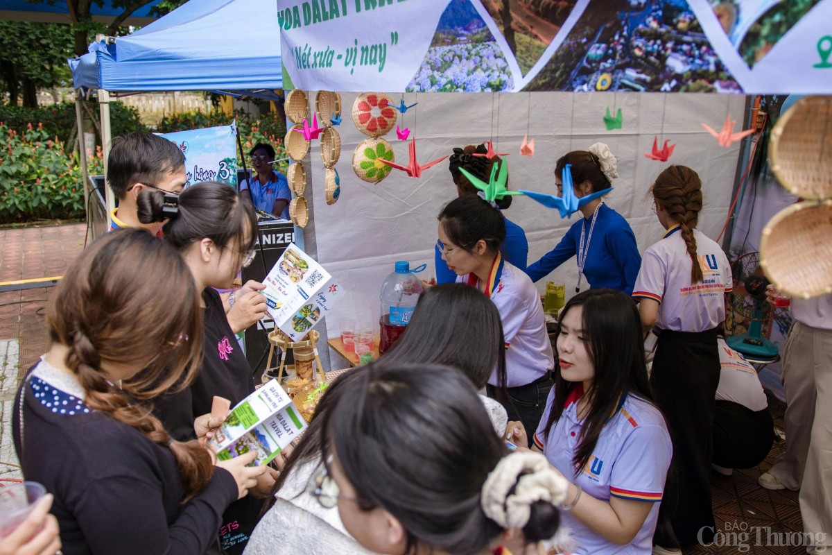 Các gian hàng triển lãm mô phỏng gian hàng triển lãm từ hội chợ thực tế với đầy đủ các nội dung như tư vấn du lịch, phát tờ rơi tour tuyến... Các gian hàng triển lãm mô phỏng gian hàng triển lãm từ hội chợ thực tế với đầy đủ các nội dung như tư vấn du lịch, phát tờ rơi tour tuyến...