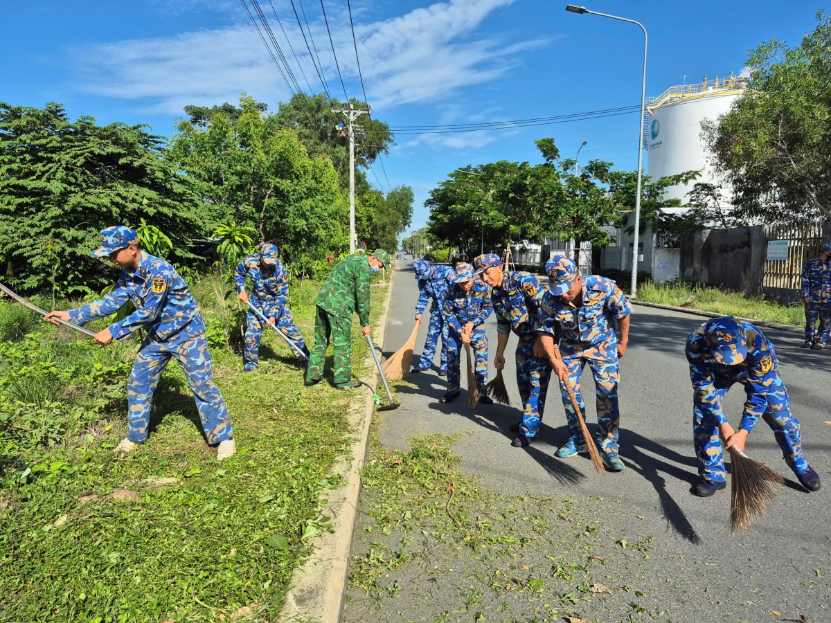 Đoàn viên, thanh niên các đơn vị đồng loạt ra quân lao động cộng sản, dọn dẹp cảnh quan và các tuyến đường vào đơn vị