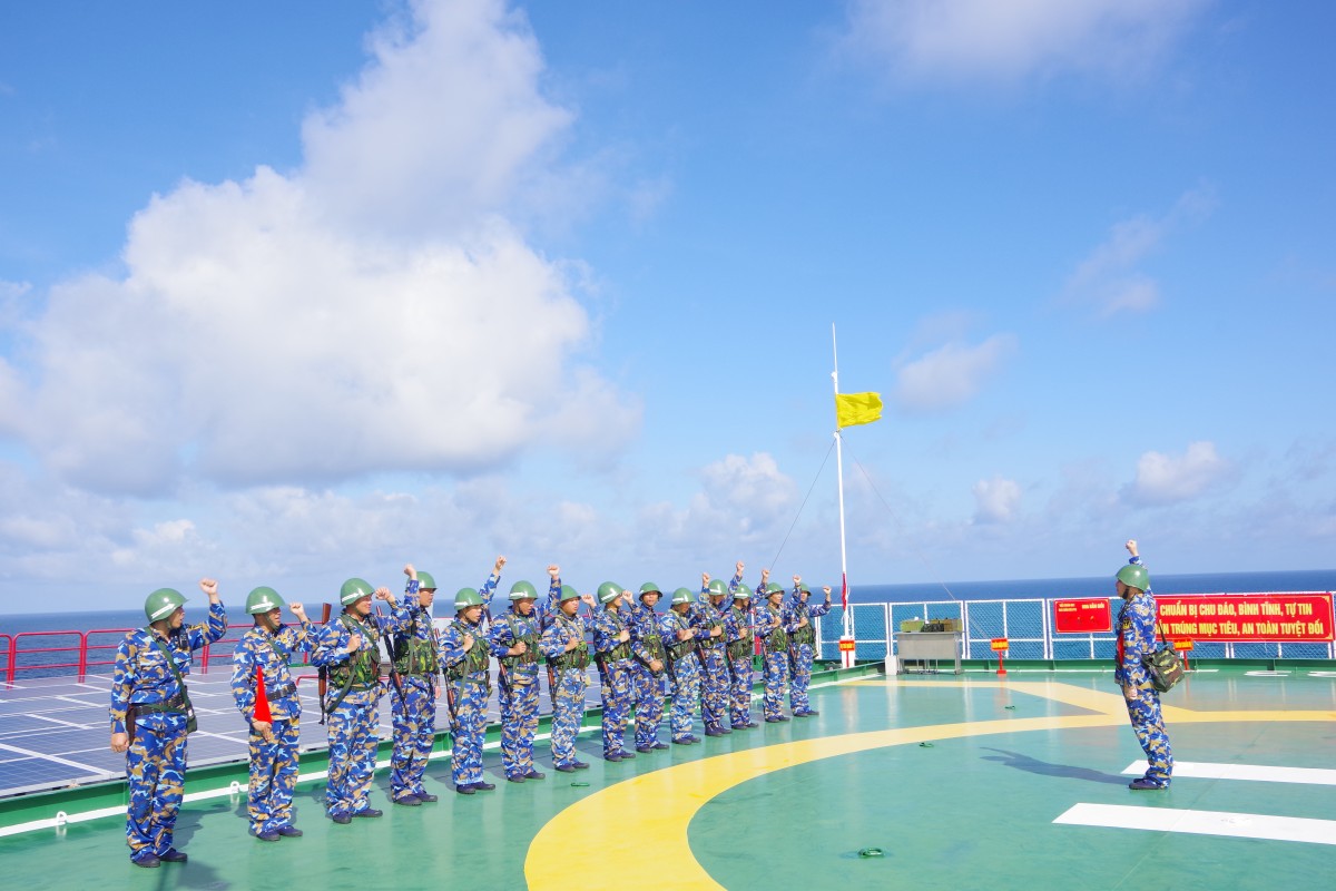 Giữa biển khơi, cán bộ, chiến sĩ nhà giàn DK1, quyết tâm hoàn thành xuất sắc nhiệm vụ, lập thành tích chào mừng Đại hội