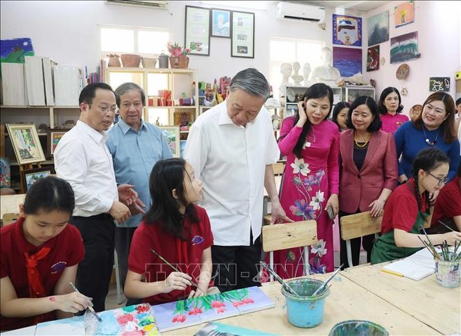 Tổng Bí thư Tô Lâm tham quan Ngôi nhà nghệ thuật dành cho học sinh khiếm thị của Trường PTCS Nguyễn Đình Chiểu. Ảnh: Thống Nhất/TTXVN