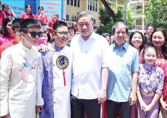 Tổng Bí thư Tô Lâm chụp ảnh lưu niệm cùng thầy cô và các học sinh. Ảnh: Thống Nhất/TTXVN