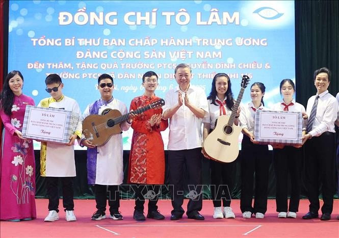 Tổng Bí thư Tô Lâm tặng quà thầy cô và học sinh Trường PTCS Nguyễn Đình Chiểu và Trường PTCS Xã Đàn. Ảnh: Thống Nhất/TTXVN