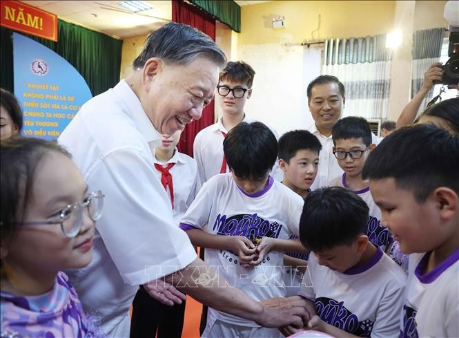 Tổng Bí thư Tô Lâm tặng quà cho các học sinh. Ảnh: Thống Nhất/TTXVN