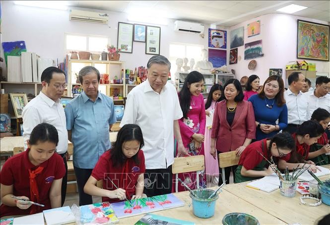 Tổng Bí thư Tô Lâm tham quan Ngôi nhà nghệ thuật dành cho học sinh khiếm thị của Trường PTCS Nguyễn Đình Chiểu. Ảnh: Thống Nhất/TTXVN