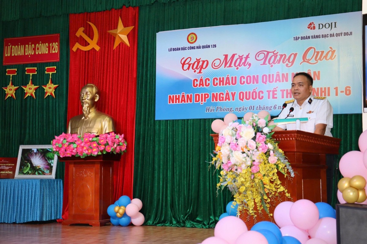 Thượng tá Nguyễn Như Tuyến - Phó Chính ủy Lữ đoàn phát biểu cảm ơn Tập đoàn và động viên các cháu