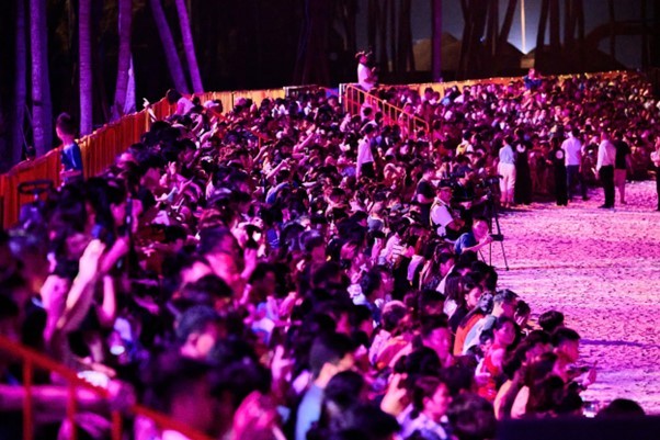 Khán đài kín chỗ ngồi trong đêm khai màn show Khán đài kín chỗ ngồi trong đêm khai màn show