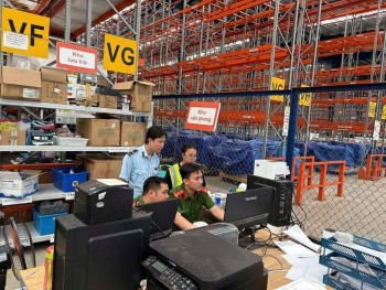 Quản lý thị trường kiểm tra kho hàng ‘bí ẩn’ tại Bắc Ninh