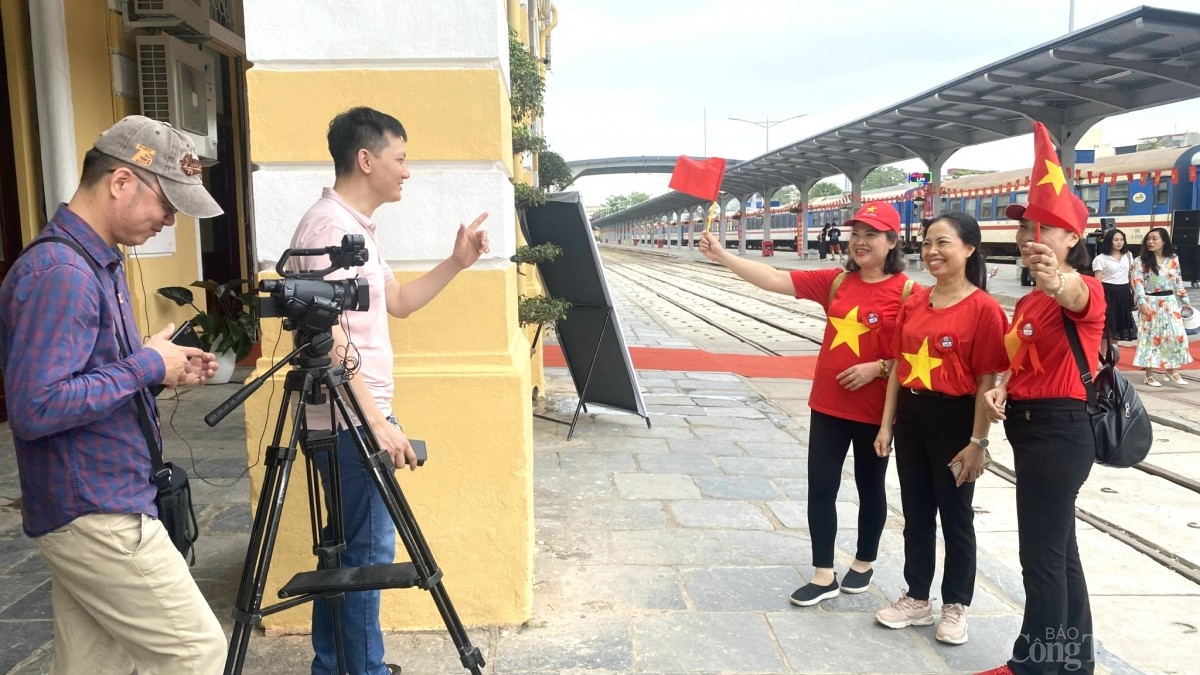 Vai trò của báo chí đối với sự phát triển của ngành Vai trò của báo chí đối với sự phát triển của ngành