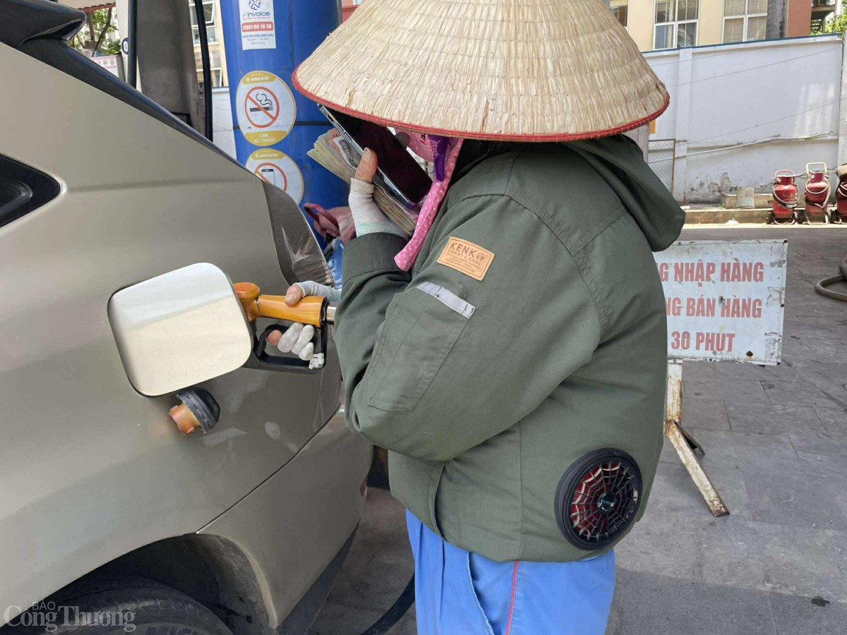 Áo điều hòa hút khách, tiểu thương đua nhau 'hốt bạc' Áo điều hòa hút khách, tiểu thương đua nhau 'hốt bạc'