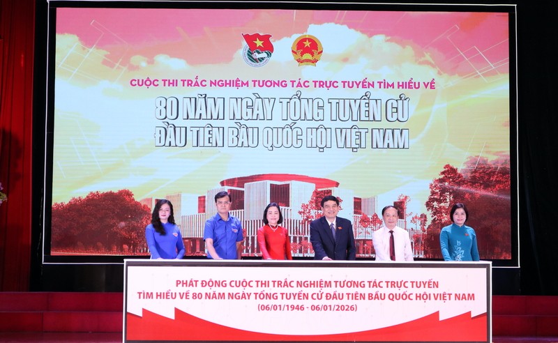 Các đại biểu thực hiện nghi thức Lễ phát động cuộc thi 