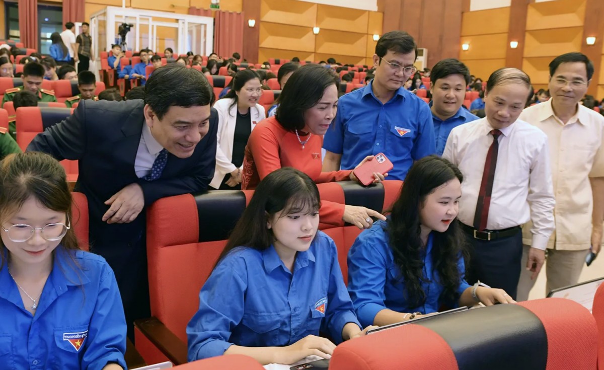 Các đại biểu động viên sinh viên tham gia tìm hiểu 80 năm Ngày Tổng tuyển cử đầu tiên bầu Quốc hội Việt Nam tại Lễ phát động cuộc thi.