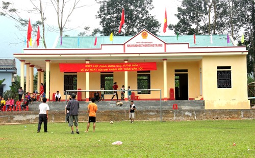 Nhà văn hóa thôn là nơi người dân giao lưu văn hóa, văn nghệ, nâng cao đời sống tinh thần. Ảnh: Hoài An