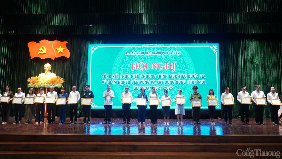 Khen thưởng các cá nhân, tập thể có thành tích xuất sắc góp phần xây dựng nông thôn mới tại huyện Hòa Vang