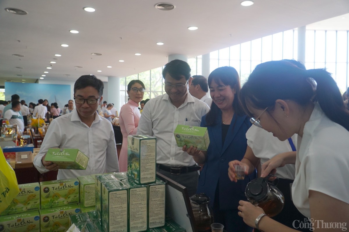 Trưng bày giới thiệu sản phẩm OCOP tại Hội nghị