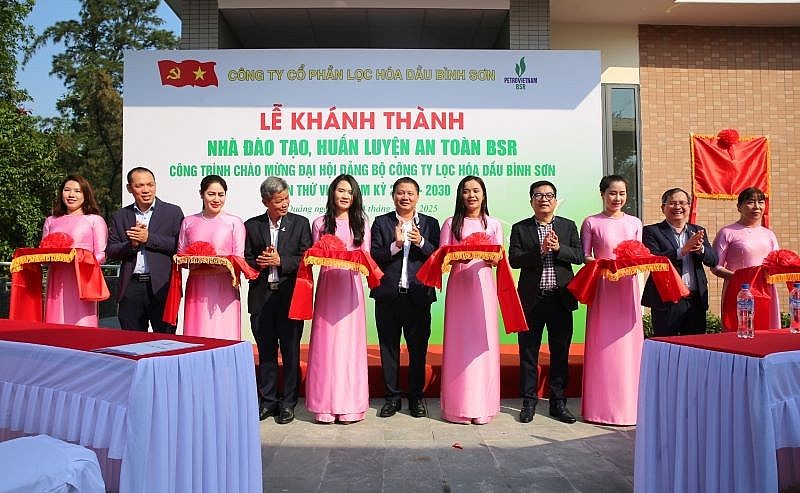 Lãnh đạo BSR cắt băng khánh thành công trình Nhà đào tạo, huấn luyện an toàn. (Ảnh BSR)