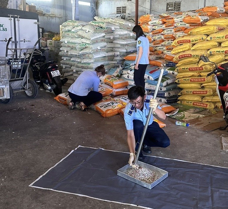 Lực lượng Quản lý thị trường tỉnh Sóc Trăng tiến hành kiểm tra vật tư nông nghiệp trên địa bàn. Ảnh: Chi cục Quản lý thị trường tỉnh Sóc Trăng Lực lượng Quản lý thị trường tỉnh Sóc Trăng tiến hành kiểm tra vật tư nông nghiệp trên địa bàn. Ảnh: Chi cục Quản lý thị trường tỉnh Sóc Trăng