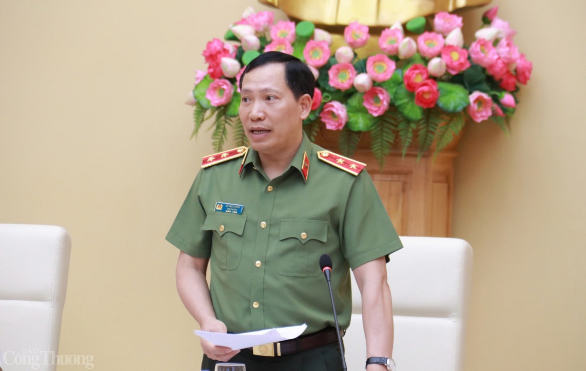 Thứ trưởng Nguyễn Sinh Nhật Tân làm việc