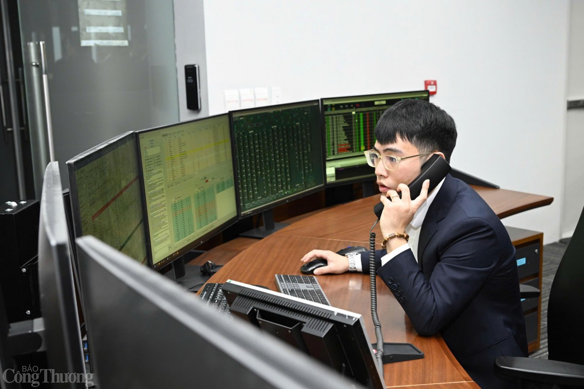 Các cán bộ trực tại Trung tâm điều độ hệ thống điện Quốc gia Các cán bộ trực tại Trung tâm điều độ hệ thống điện Quốc gia