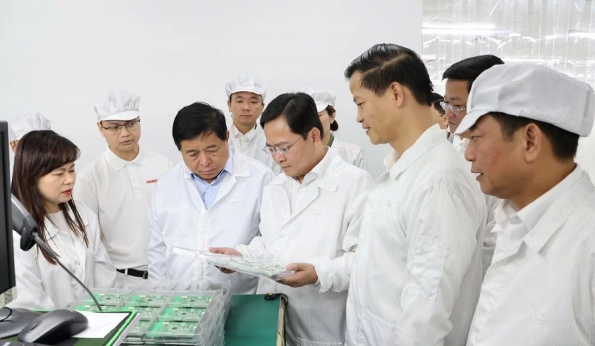 Phó thủ tướng Nguyễn Chí Dũng cùng lãnh đạo tỉnh Bắc Ninh thăm quan các sản phẩm KHCN của Công ty Hanel PT