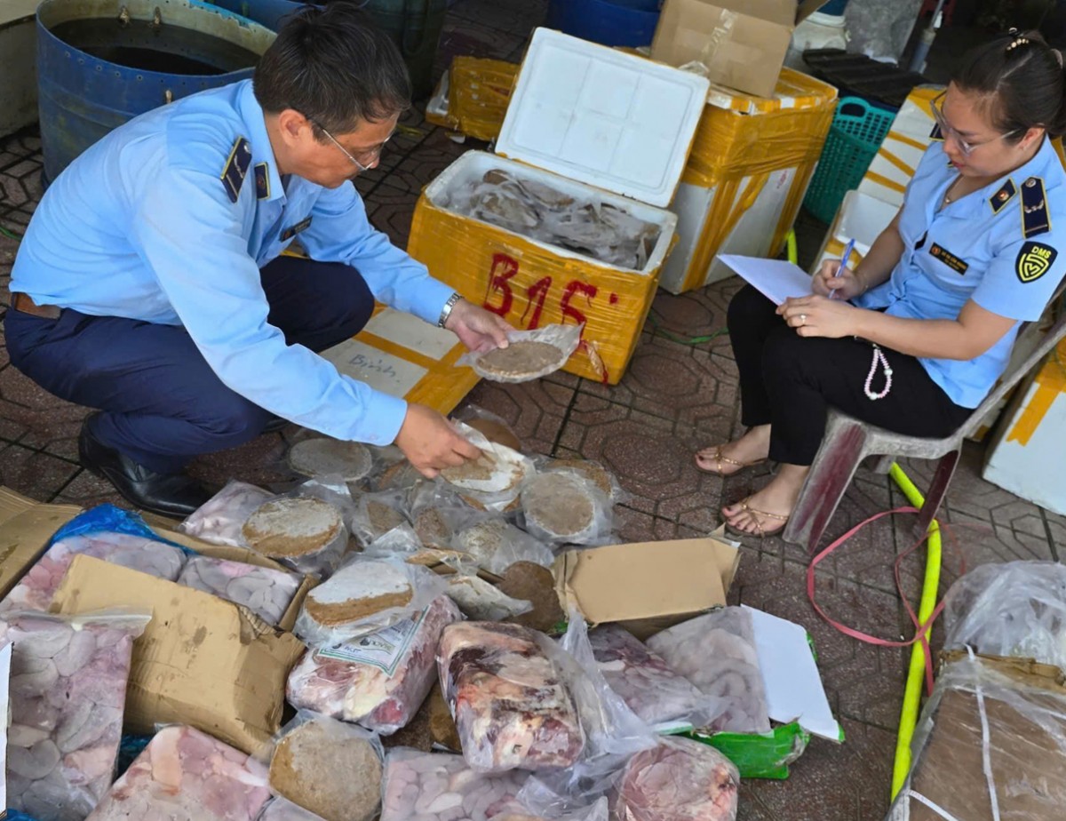 undefined Chi Cục Quản lý thi trường tỉnh Quảng Bình vừa phát hiện thu giữ gần 270kg thực phẩm bẩn (Ảnh: Hải Bằng)