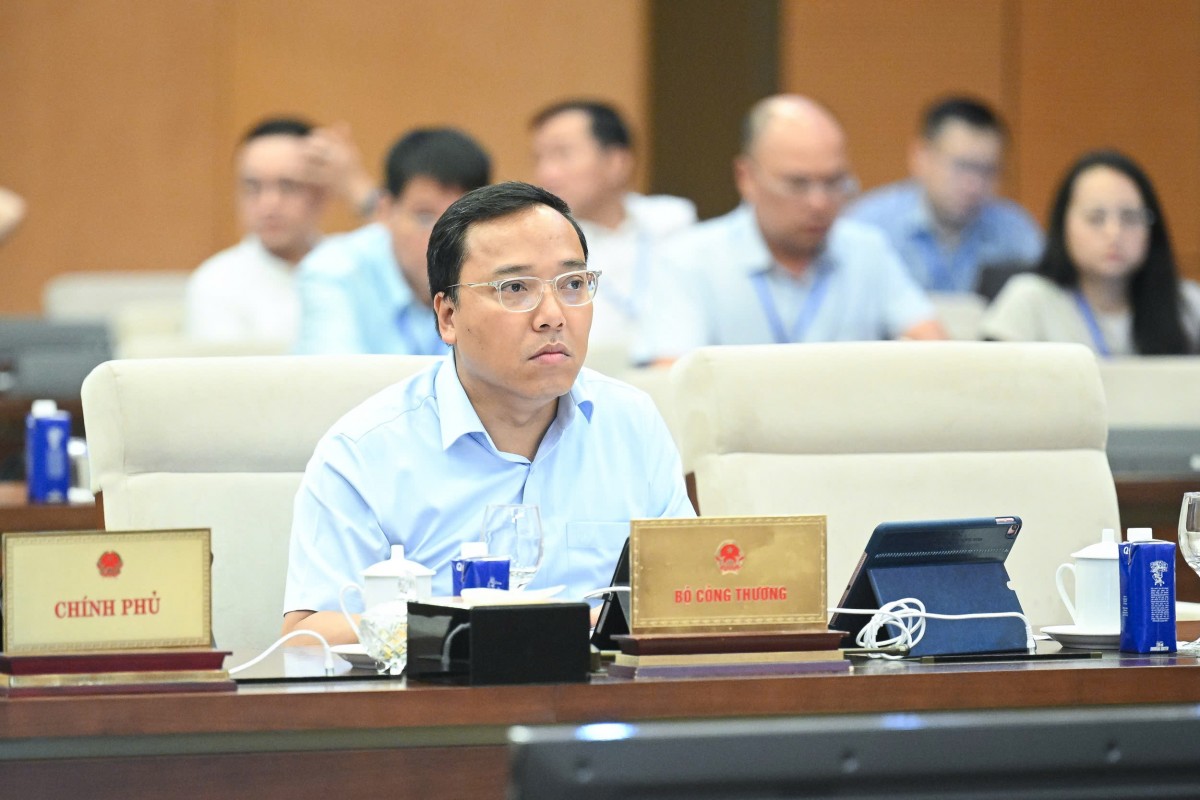 Thứ trưởng Bộ Công Thương Nguyễn Hoàng Long dự phiên họp. Ảnh: VPQH Thứ trưởng Bộ Công Thương Nguyễn Hoàng Long dự phiên họp. Ảnh: VPQH