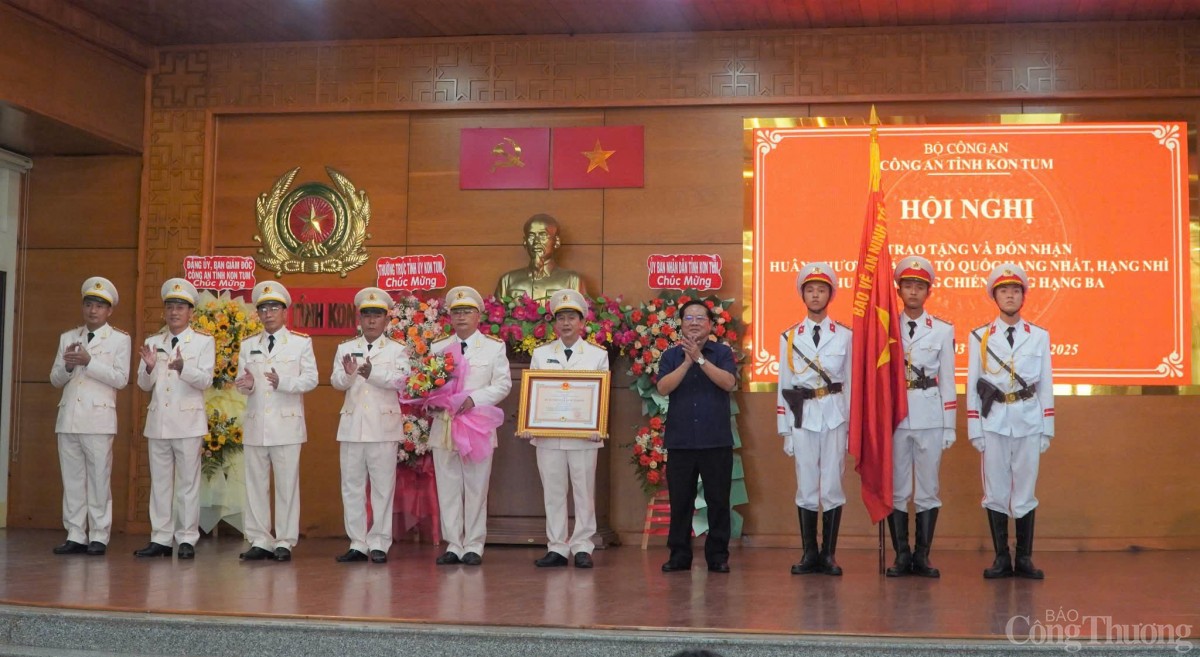 Công an tỉnh Kon Tum đón nhận nhiều Huân chương cao quý Công an tỉnh Kon Tum đón nhận nhiều Huân chương cao quý