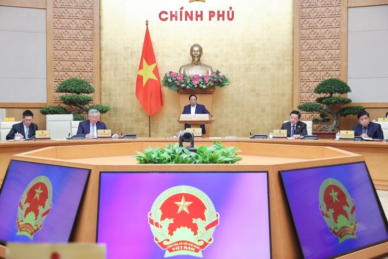 Thủ tướng yêu cầu các thành viên Chính phủ tập trung thảo luận về tình hình kinh tế - xã hội tháng 5 và 5 tháng và những nhiệm vụ, giải pháp trọng tâm trong tháng 6 và thời gian tới, đặc biệt phân tích bối cảnh tình hình có gì mới, có gì khác; các khó khăn, thách thức - Ảnh: VGP/Nhật Bắc