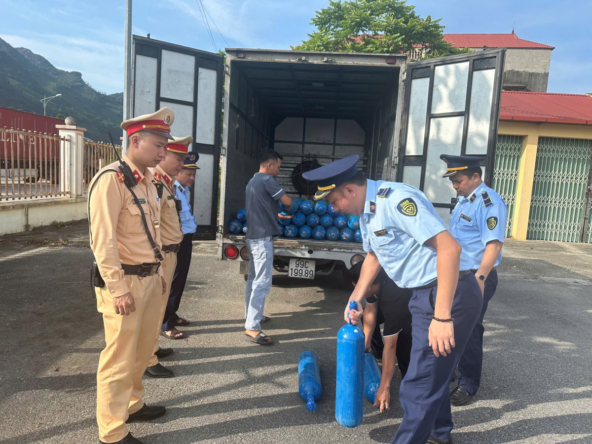 Lạng Sơn: Tạm giữ 55 bình khí cười không rõ nguồn gốc Lạng Sơn: Tạm giữ 55 bình khí cười không rõ nguồn gốc