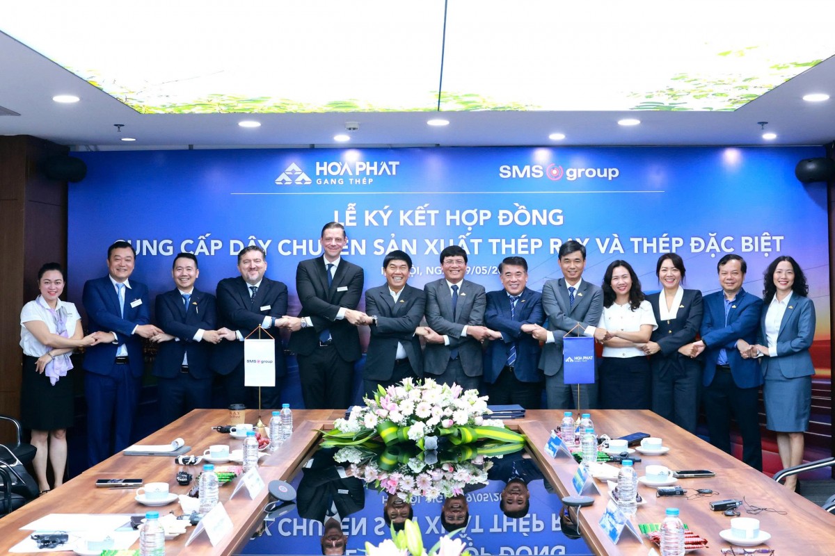 Tập đoàn Hòa Phát và Tập đoàn SMS group (Đức) ký hợp đồng cung cấp công nghệ và dây chuyền sản xuất thép ray và thép hình với công suất 700.000 tấn/năm Tập đoàn Hòa Phát và Tập đoàn SMS group (Đức) ký hợp đồng cung cấp công nghệ và dây chuyền sản xuất thép ray và thép hình với công suất 700.000 tấn/năm